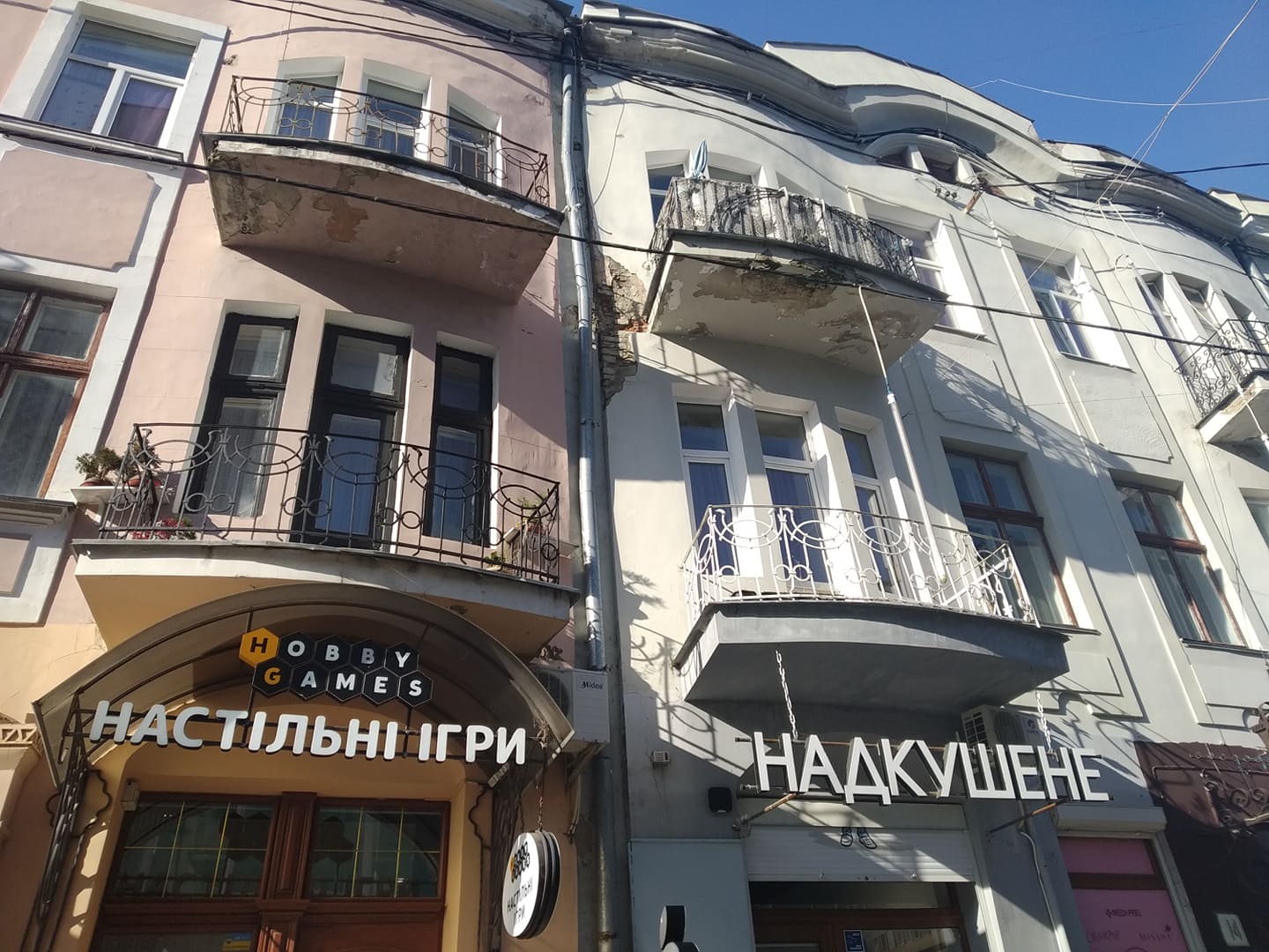 Новини Тернополя - фото з Обшарпана штукатурка та аварійні балкони: 15 фото, які показують міські контрасти. Хто ремонтуватиме? Немає опису.
