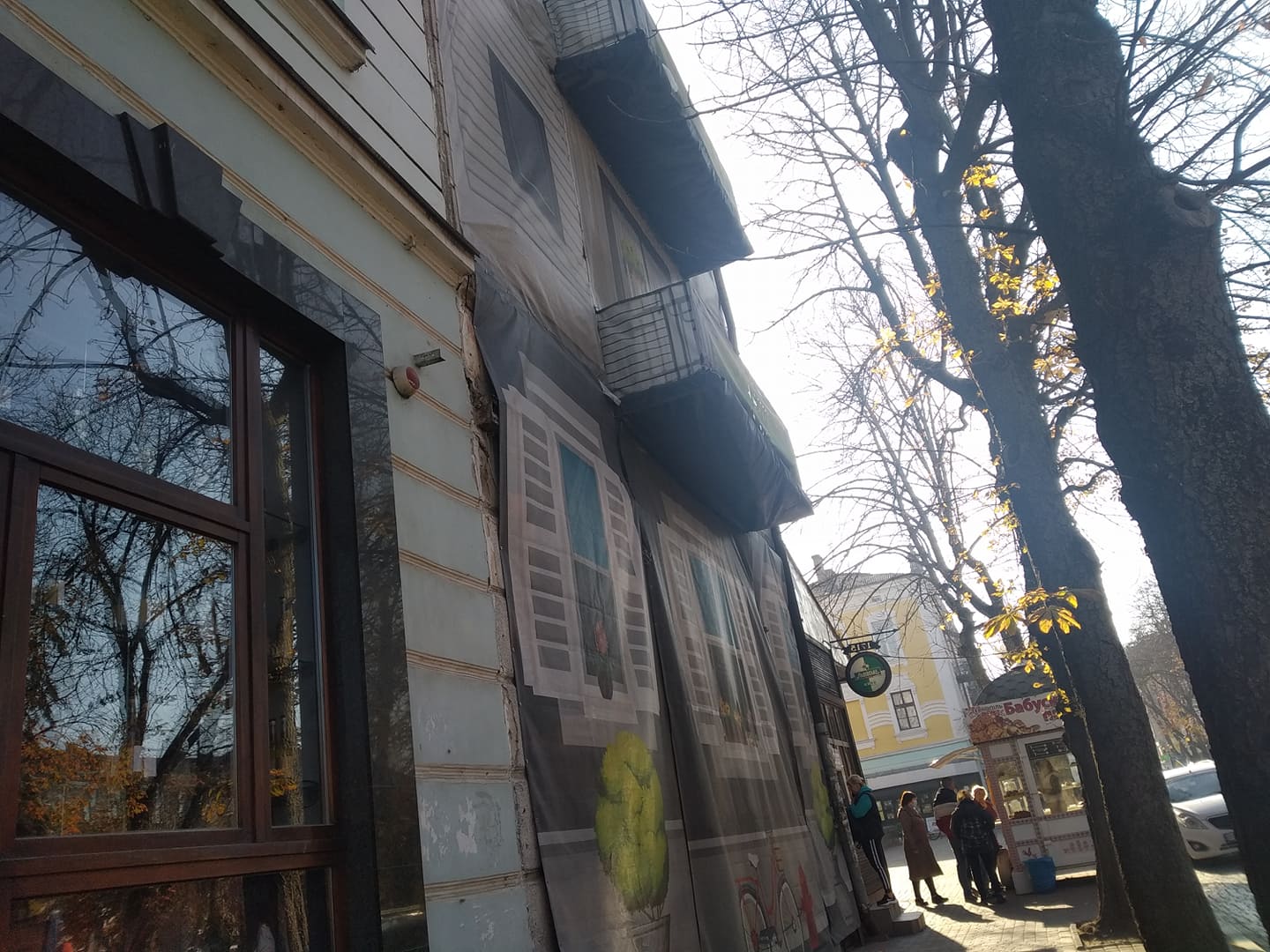 Новини Тернополя - фото з Обшарпана штукатурка та аварійні балкони: 15 фото, які показують міські контрасти. Хто ремонтуватиме? Немає опису.