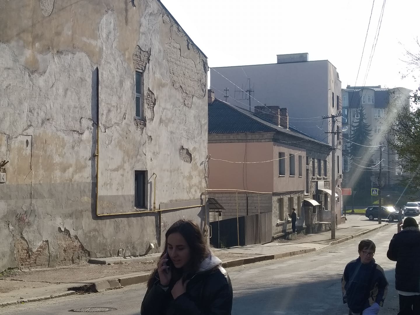 Новини Тернополя - фото з Обшарпана штукатурка та аварійні балкони: 15 фото, які показують міські контрасти. Хто ремонтуватиме? Немає опису.