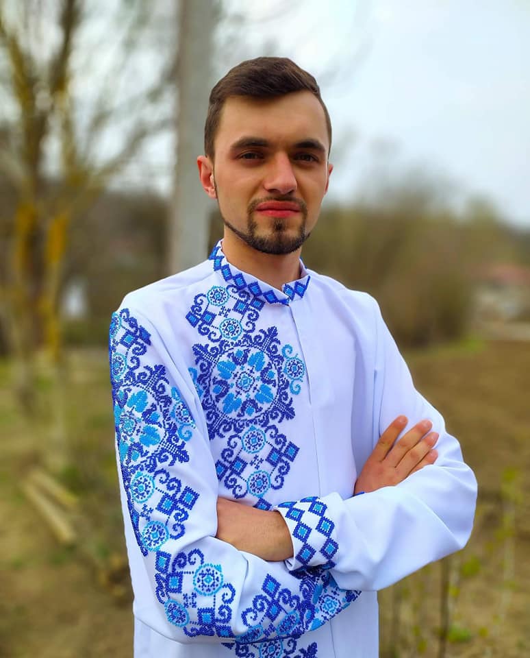 Новини Тернополя - фото з Тренд TikTok «Батько наш — Бандера» уперше опублікував студент, а виконав священник з Тернопільщини На зображенні може бути: 1 особа, стоїть та на відкритому повітрі