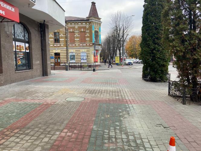 Новини Хмельницького - фото з Центр Хмельницького перекрили. Перевіряють підозрілу валізу (ОНОВЛЕНО)