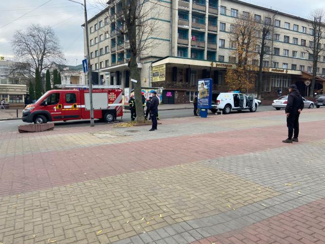 Новини Хмельницького - фото з Центр Хмельницького перекрили. Перевіряють підозрілу валізу (ОНОВЛЕНО)