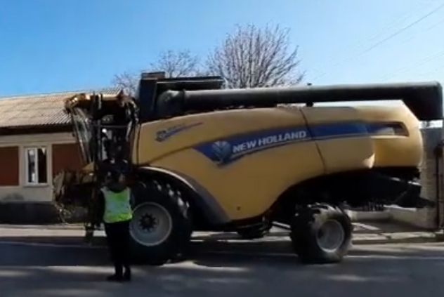 Новини Вінниці - фото з В Іванові під час збирання кукурудзи поліція зупинила комбайн. Чому арештували техніку?