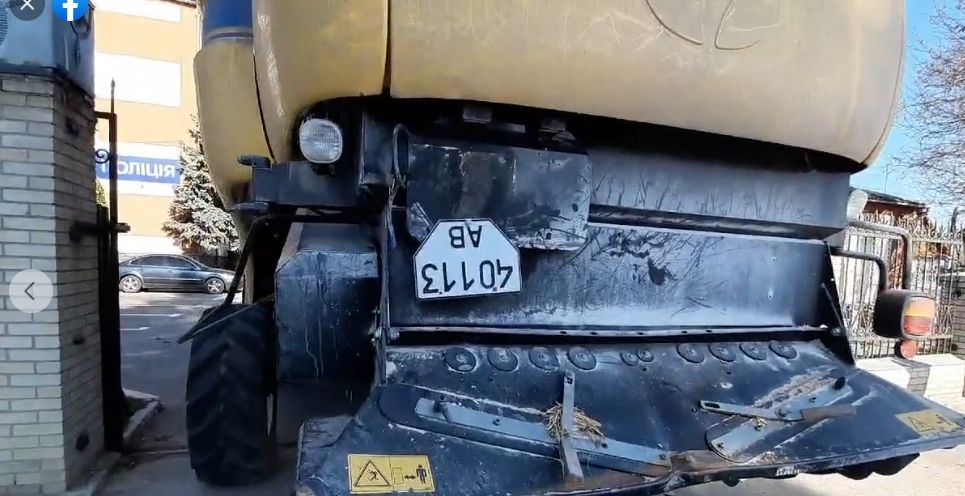 Новини Вінниці - фото з В Іванові під час збирання кукурудзи поліція зупинила комбайн. Чому арештували техніку?