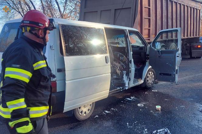 Новини Хмельницького - фото з У Хмельницькому районі зіткнулись бус з вантажівкою. Є постраждалі