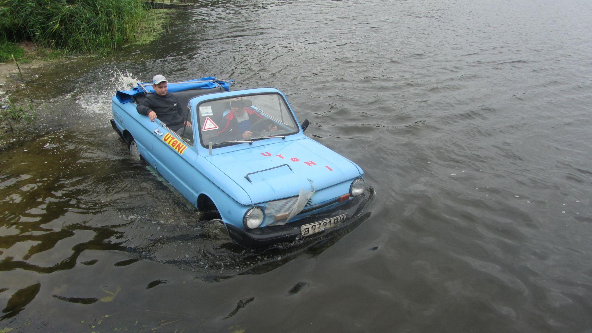 Новини Вінниці - фото з На «Запорожці» плаває по Бугу. Як умілець перетворив старе авто на амфібію
