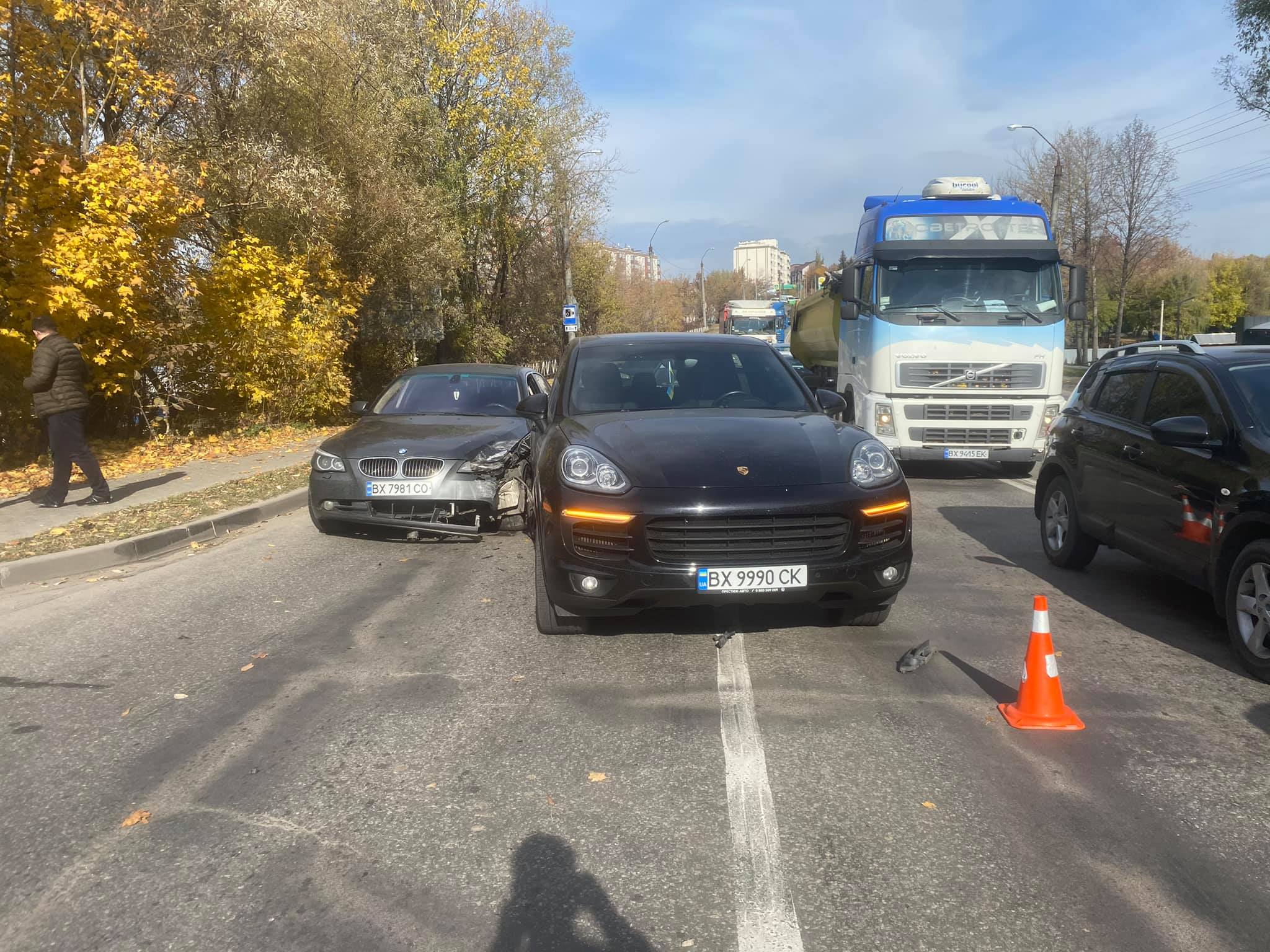 Новини Хмельницького - фото з Чоловік депутатки від «Слуги народу» потрапив у ДТП. Звинуватили іншого водія (ФОТО) На зображенні може бути: автомобіль та дорога