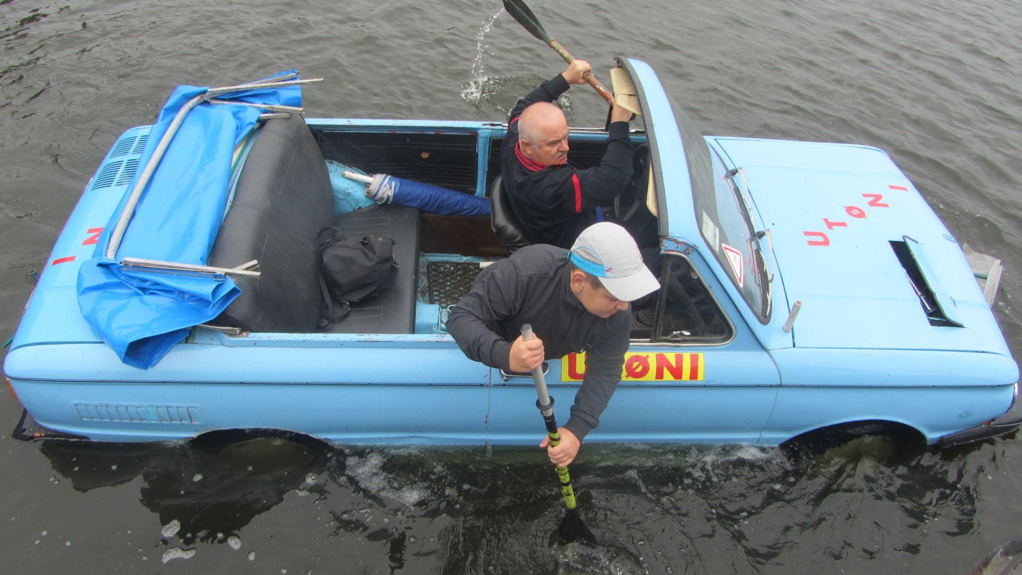 Новини Вінниці - фото з На «Запорожці» плаває по Бугу. Як умілець перетворив старе авто на амфібію