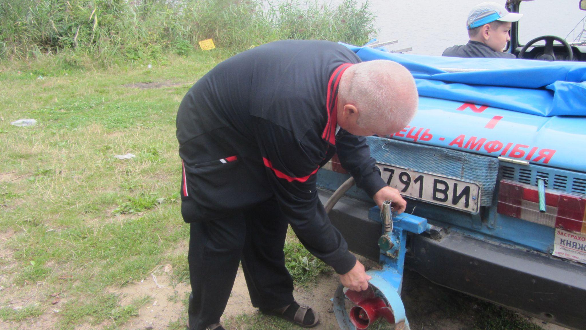 Новини Вінниці - фото з На «Запорожці» плаває по Бугу. Як умілець перетворив старе авто на амфібію