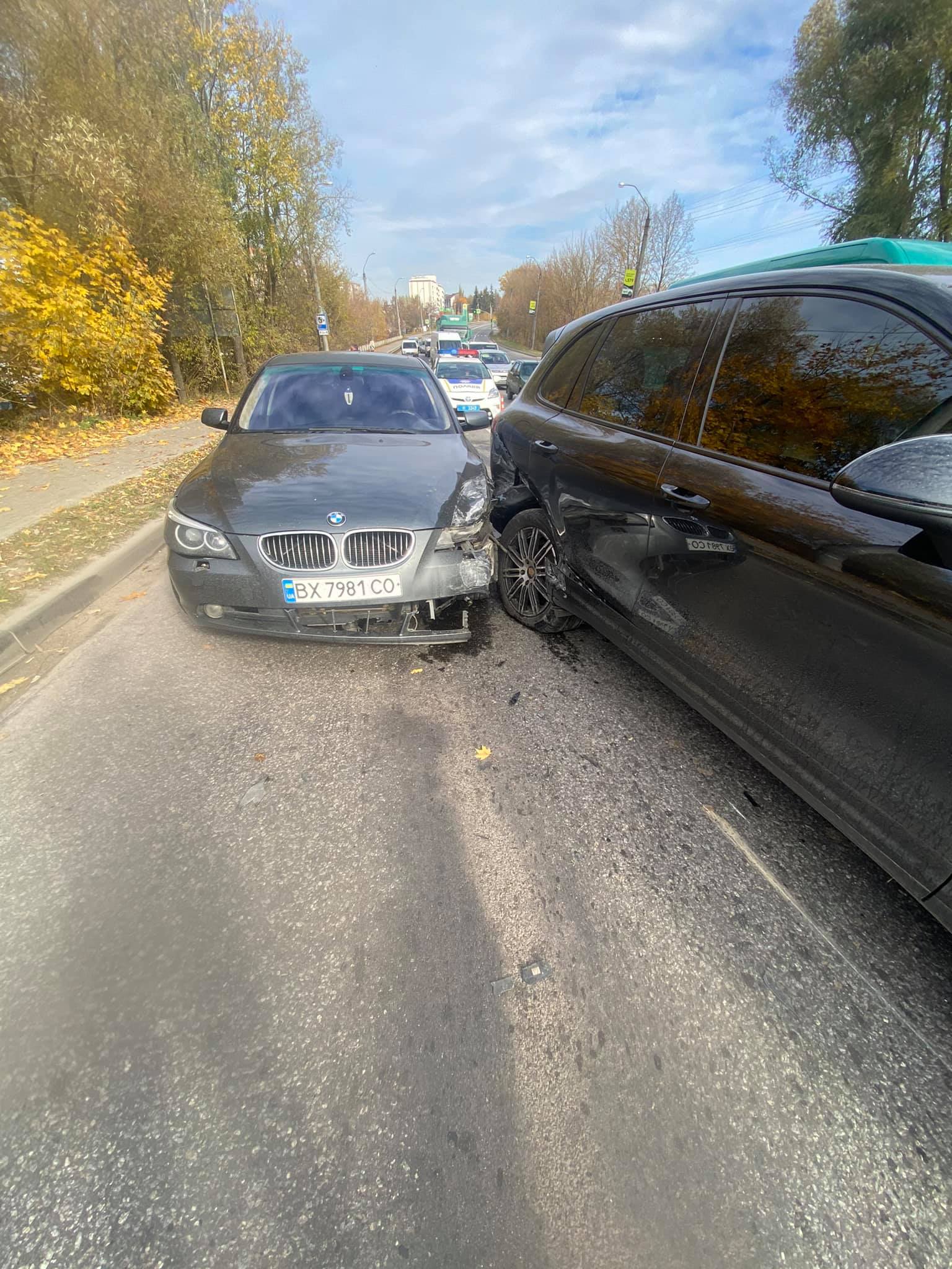 Новини Хмельницького - фото з Чоловік депутатки від «Слуги народу» потрапив у ДТП. Звинуватили іншого водія (ФОТО) На зображенні може бути: автомобіль та дорога
