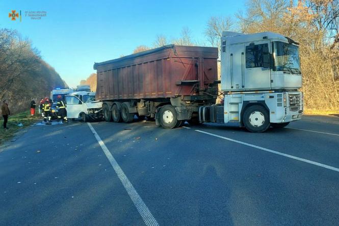 Новини Хмельницького - фото з У Хмельницькому районі зіткнулись бус з вантажівкою. Є постраждалі