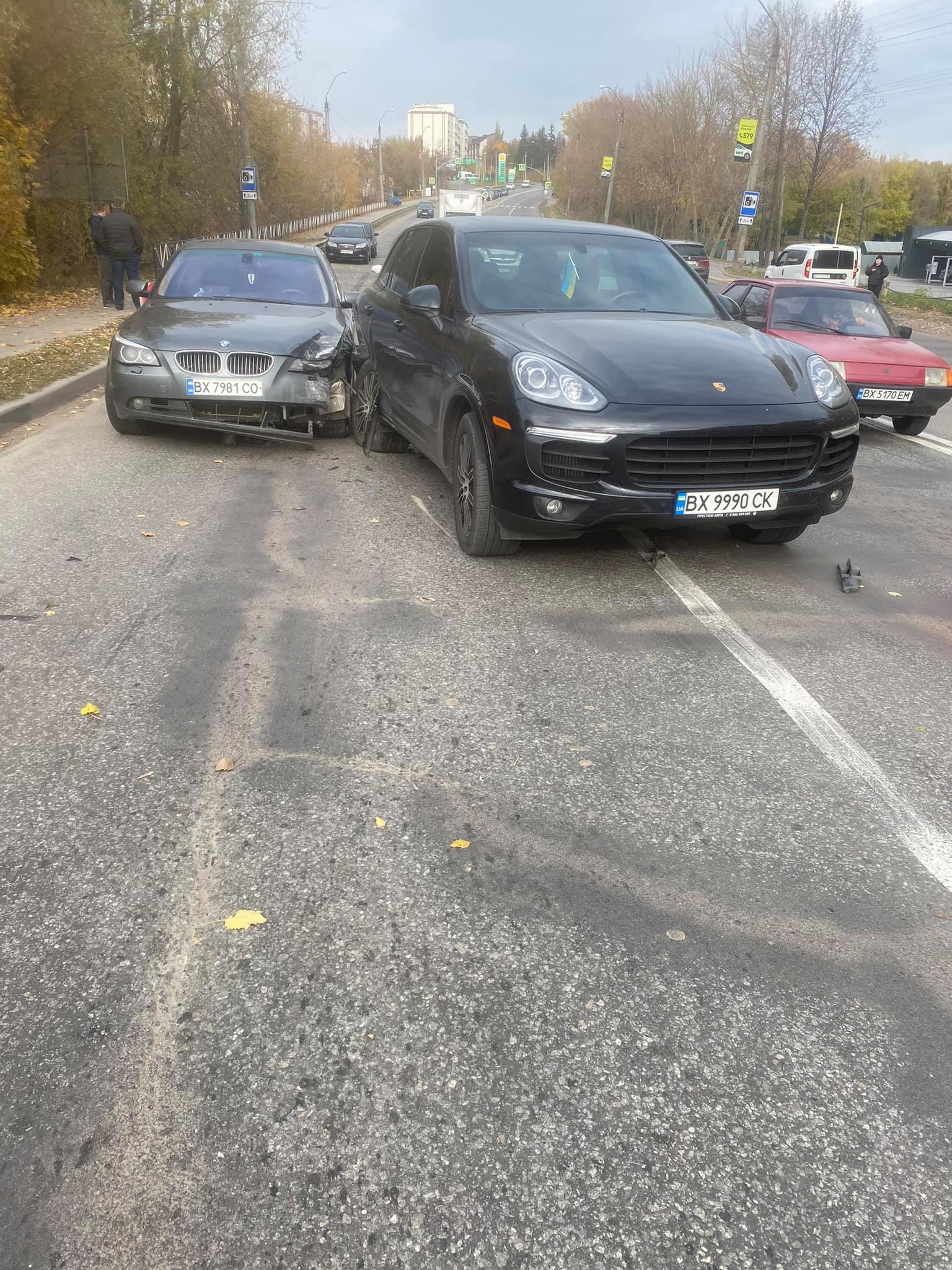 Новини Хмельницького - фото з Чоловік депутатки від «Слуги народу» потрапив у ДТП. Звинуватили іншого водія (ФОТО) На зображенні може бути: автомобіль та дорога