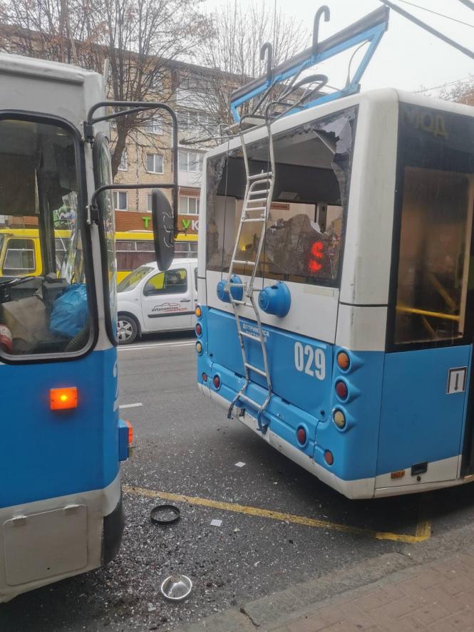 Новини Вінниці - фото з «Водій навіть не гальмував». На Київській зіткнулося два тролейбуси