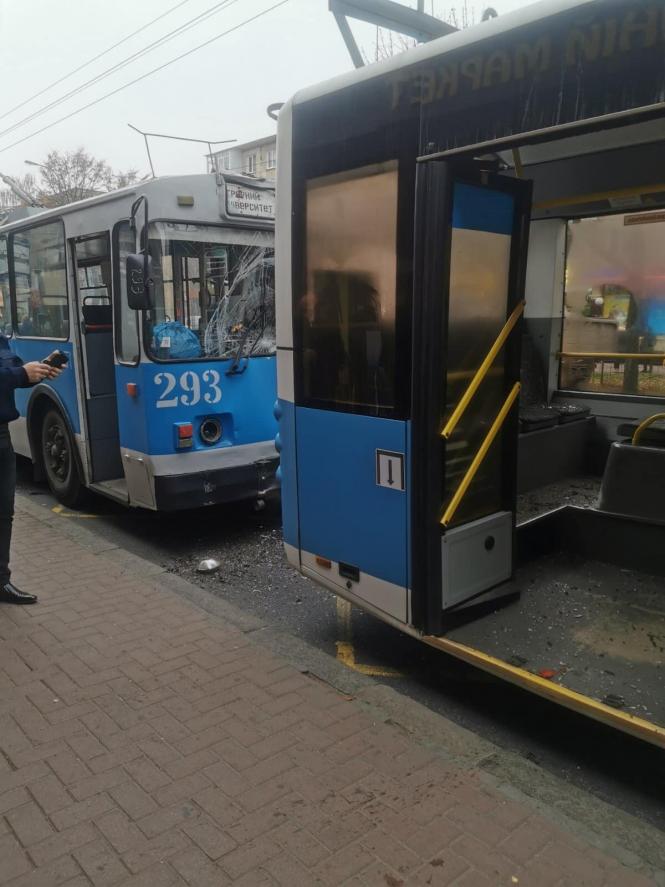 Новини Вінниці - фото з «Водій навіть не гальмував». На Київській зіткнулося два тролейбуси
