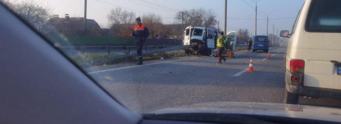 Новини Вінниці - фото з Скандальне розслідування, моторошна ДТП та інше важливе за 1 листопада на 20minut.ua Моторошне ДТП біля Стрижавки: мікроавтобус наскрізь пробив відбійник