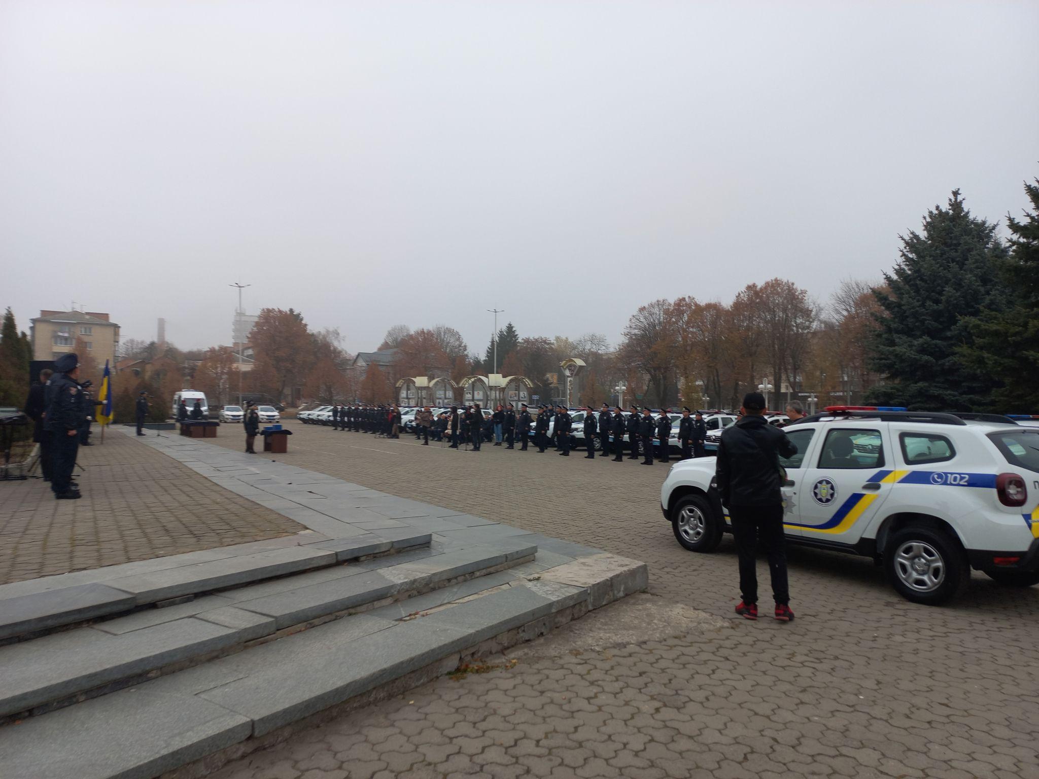 Новини Вінниці - фото з Поліцейським офіцерам громад таки вручили всі авто. П'ять із них обіцяють замінити на нові до 15 грудня