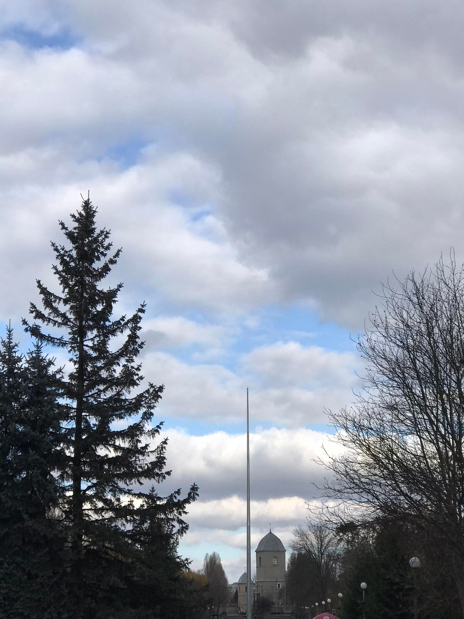 Новини Тернополя - фото з «Невже прапор здуло»: на головному флагштоку області в «Топільче» не стало прапора (ФОТО ДНЯ)