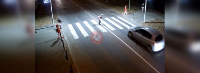 На Первозванного Renault збив школярку, яка йшла по «зебрі». Відео з камер