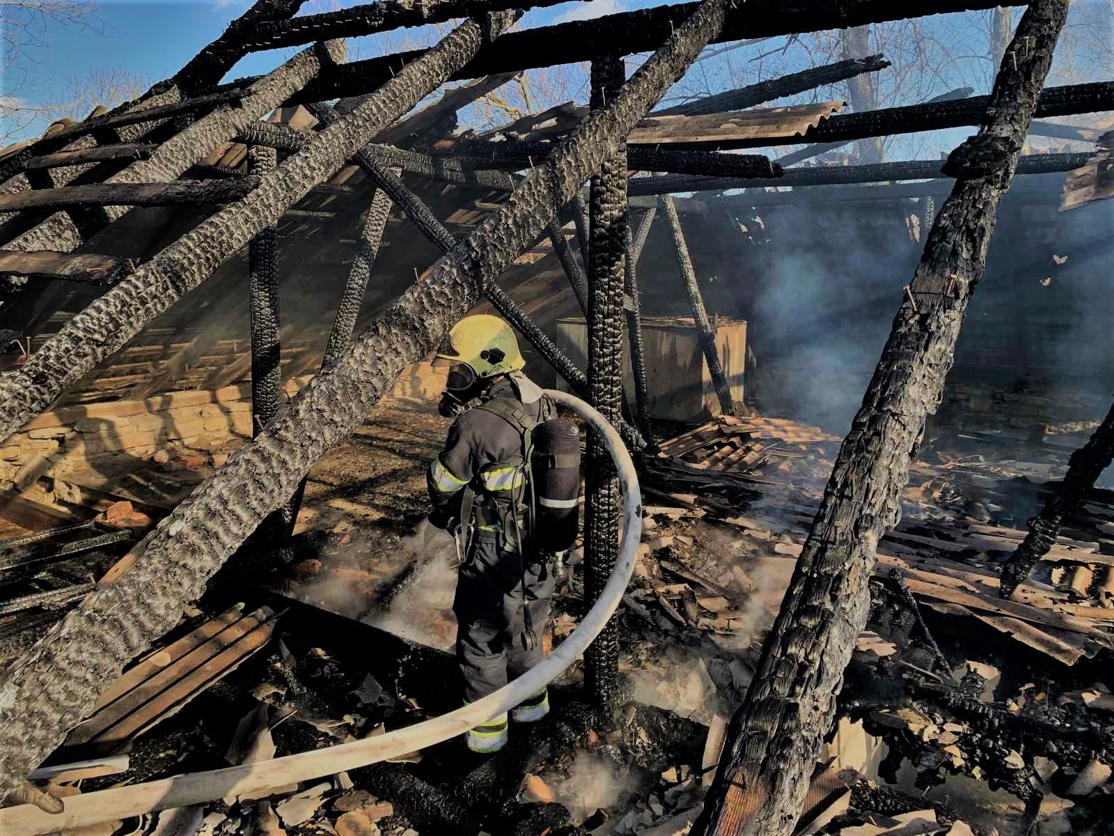 Новини Хмельницького - фото з У лазні на Хмельниччині сталася пожежа. Фото Возможно, это изображение (1 человек и на открытом воздухе)