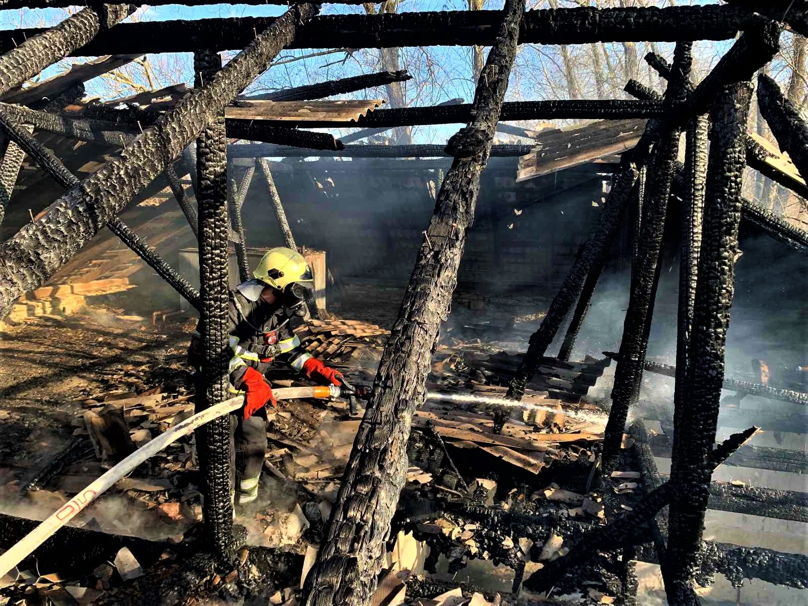 Новини Хмельницького - фото з У лазні на Хмельниччині сталася пожежа. Фото Возможно, это изображение (1 человек и на открытом воздухе)