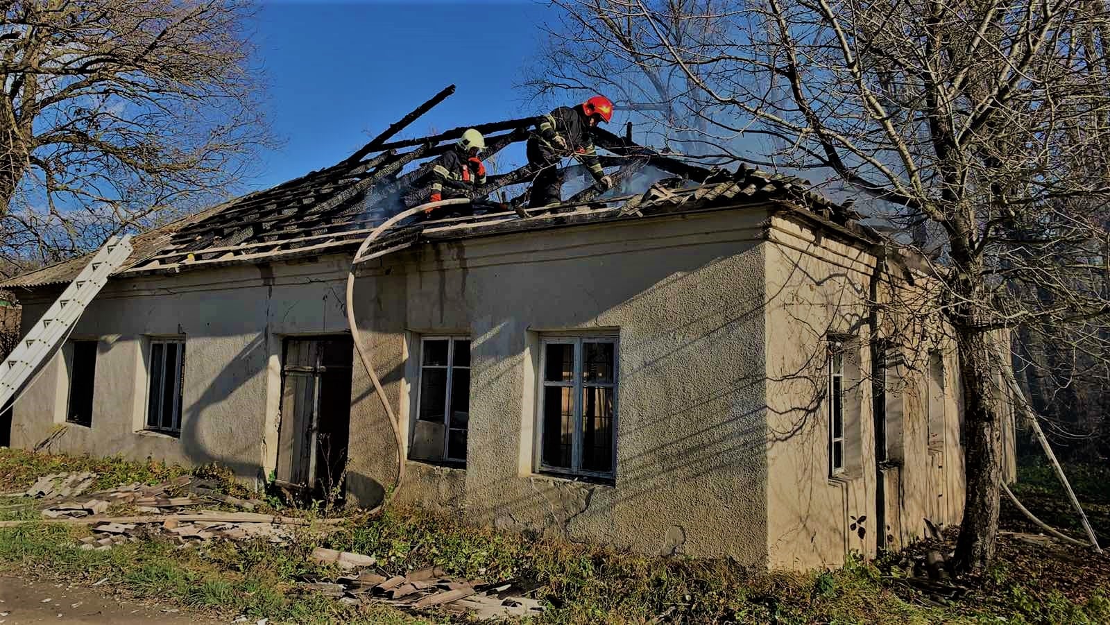 Новини Хмельницького - фото з У лазні на Хмельниччині сталася пожежа. Фото Возможно, это изображение (на открытом воздухе и дерево)