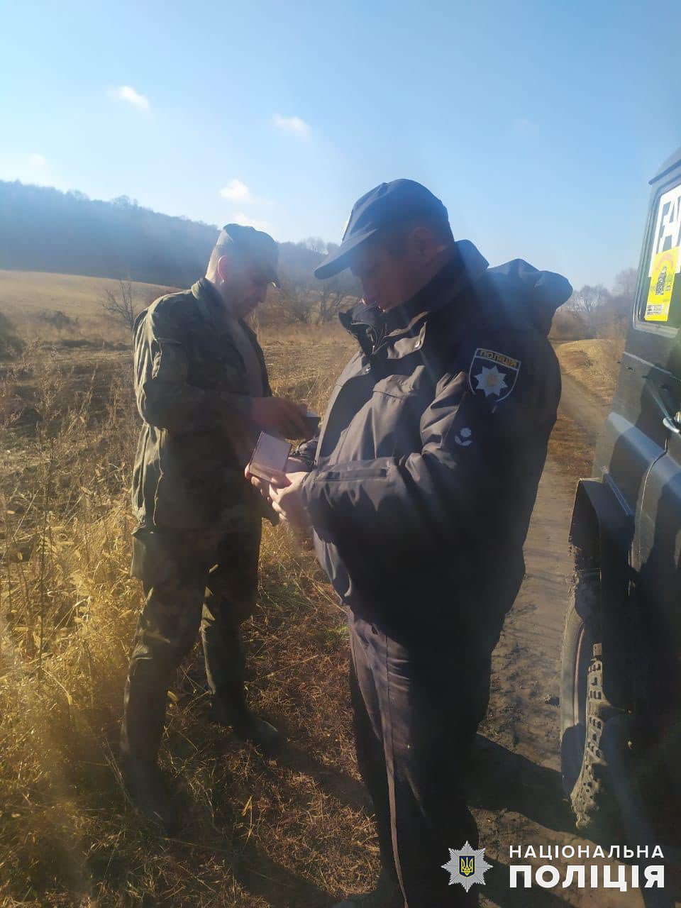 Новини Хмельницького - фото з Стартував сезон полювання. Хмельницькі правоохоронці нагадують правила Возможно, это изображение (2 человека и на открытом воздухе)