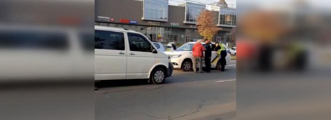 На проспекті Коцюбинського мікроавтобус збив 13-річного хлопця на самокаті