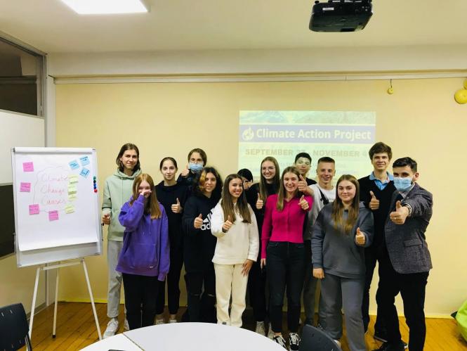 На зображенні може бути: 9 людей, люди стоять та у приміщенні