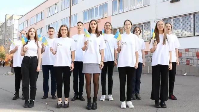 На зображенні може бути: одна або кілька осіб та люди стоять