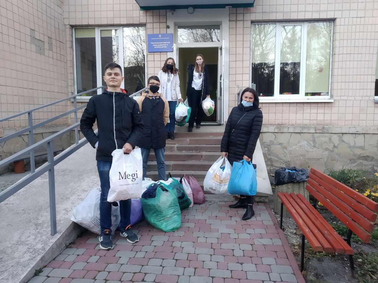 Новини Тернополя - фото з Зібрали цілий бус допомоги: як школярі підтримали нашу акцію для маляток із дитбудинку