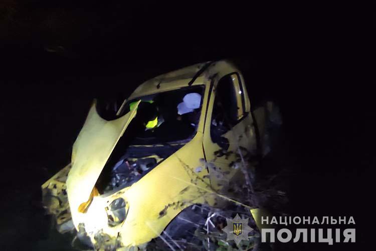 Новини Тернополя - фото з ДТП на Тернопільщині: водій втік, пасажир з травмами у лікарні. Правоохоронці розшукують кермувальника