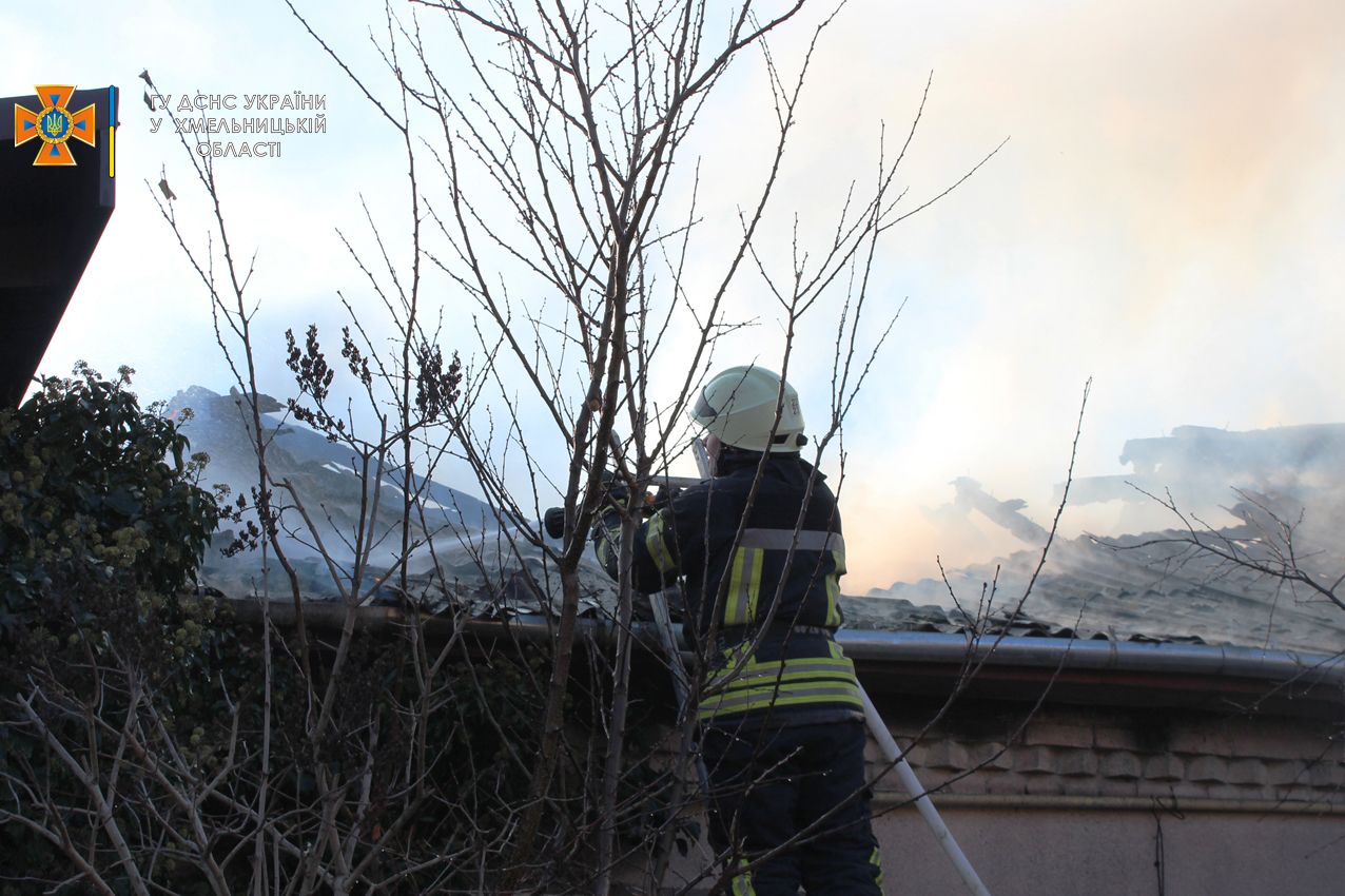 Новини Хмельницького - фото з У Хмельницькому горів будинок. Є загиблий (ФОТО)