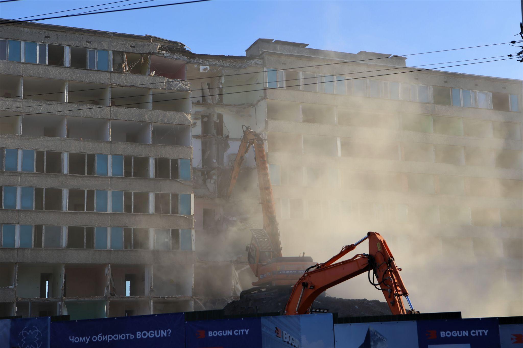 Новини Вінниці - фото з Пів століття історії. У Вінниці важкою спецтехнікою зносять готель «Південний Буг» (ВІДЕО ДНЯ)