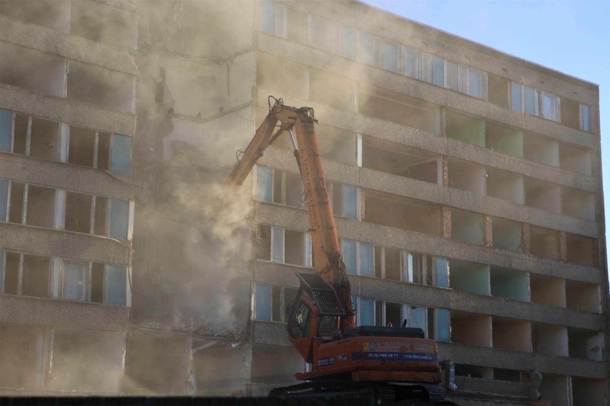 Новини Вінниці - фото з Пів століття історії. У Вінниці важкою спецтехнікою зносять готель «Південний Буг» (ВІДЕО ДНЯ)