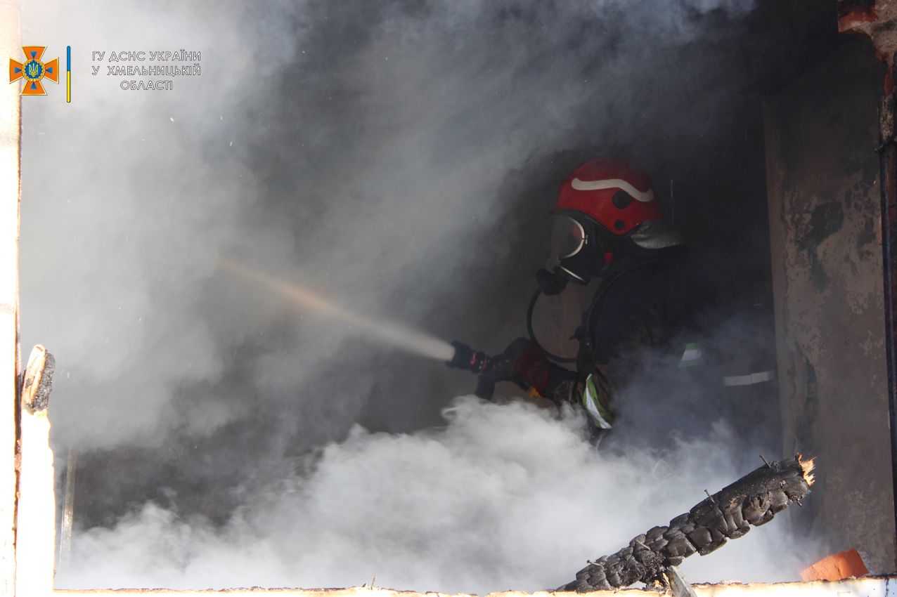 Новини Хмельницького - фото з У Хмельницькому горів будинок. Є загиблий (ФОТО)