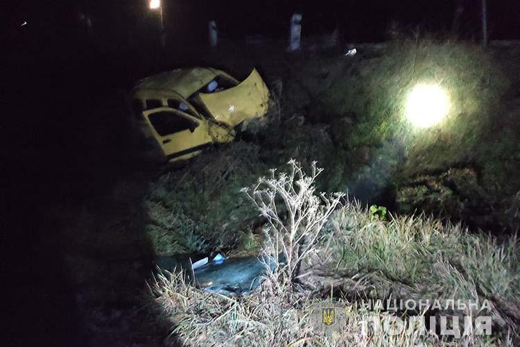 Новини Тернополя - фото з ДТП на Тернопільщині: водій втік, пасажир з травмами у лікарні. Правоохоронці розшукують кермувальника