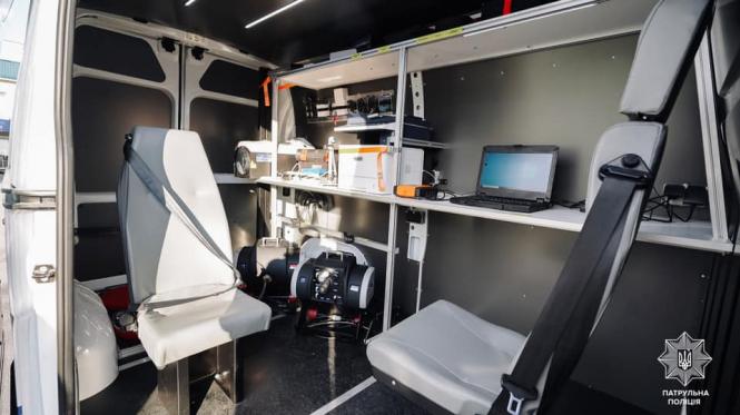 На зображенні може бути: у приміщенні