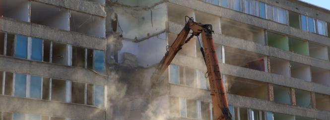 Пів століття історії. У Вінниці важкою спецтехнікою зносять готель «Південний Буг» (ВІДЕО ДНЯ)