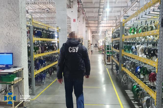 Новини Вінниці - фото з СБУ викрила на розтраті колишнє керівництво заводу «Електричні системи» На зображенні може бути: 2 людини, люди стоять, взуття та у приміщенні