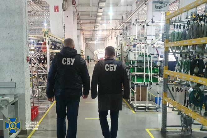 Новини Вінниці - фото з СБУ викрила на розтраті колишнє керівництво заводу «Електричні системи» На зображенні може бути: 2 людини, люди стоять та у приміщенні