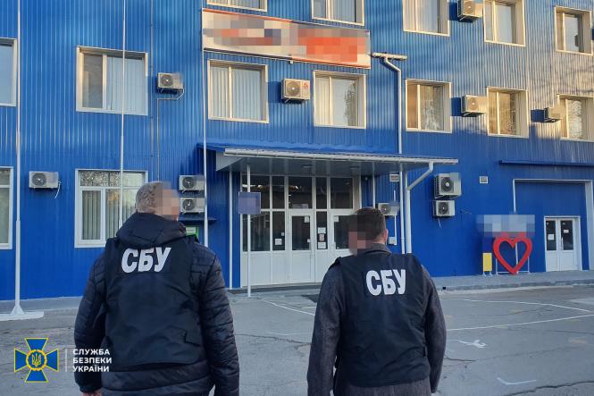 Новини Вінниці - фото з СБУ викрила на розтраті колишнє керівництво заводу «Електричні системи» На зображенні може бути: 2 людини та люди стоять
