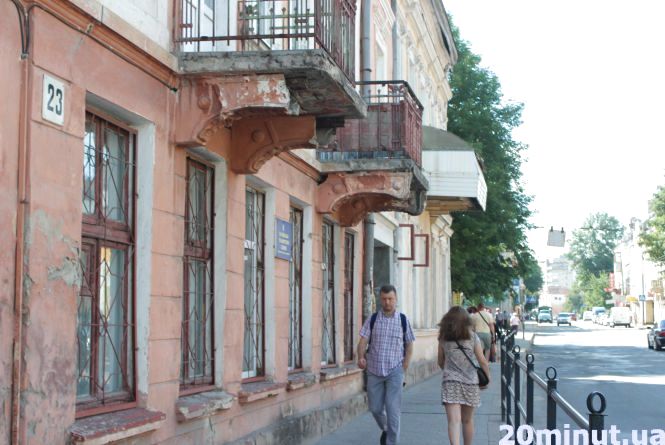 Новини Тернополя - фото з Ремонт фасадів у центрі Тернополя. Чому за нього повинні платити власники квартир, а не місто? Обережно, аварійні балкони! Топ-10 місць в Тернополі, де не варто ходити ображеним