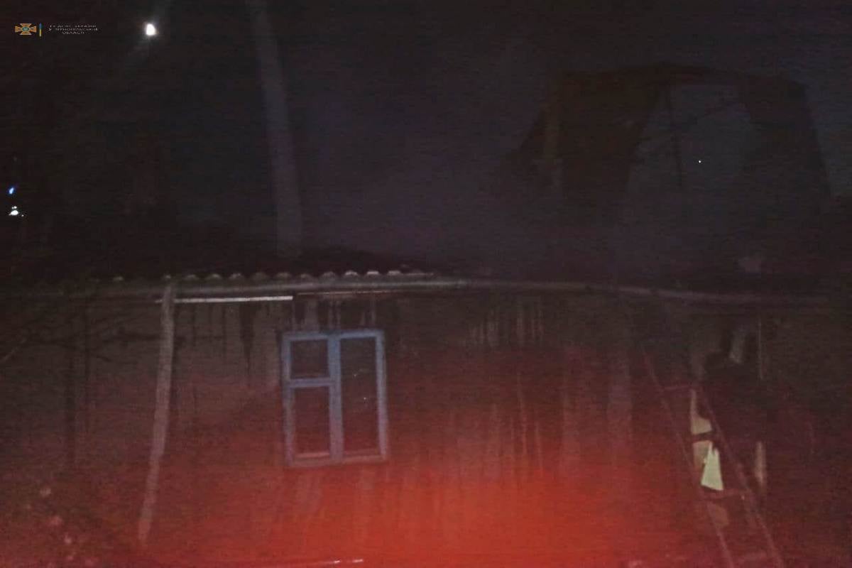 Новини Тернополя - фото з На Кременеччині вночі горів будинок, на Чортківщині — велика територія поля. Чи є потерпілі? На зображенні може бути: небо