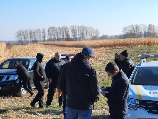 Новини Вінниці - фото з «Він же брат голови, йому все можна». В Іванові продовжують дерибан землі навіть після втручання поліції