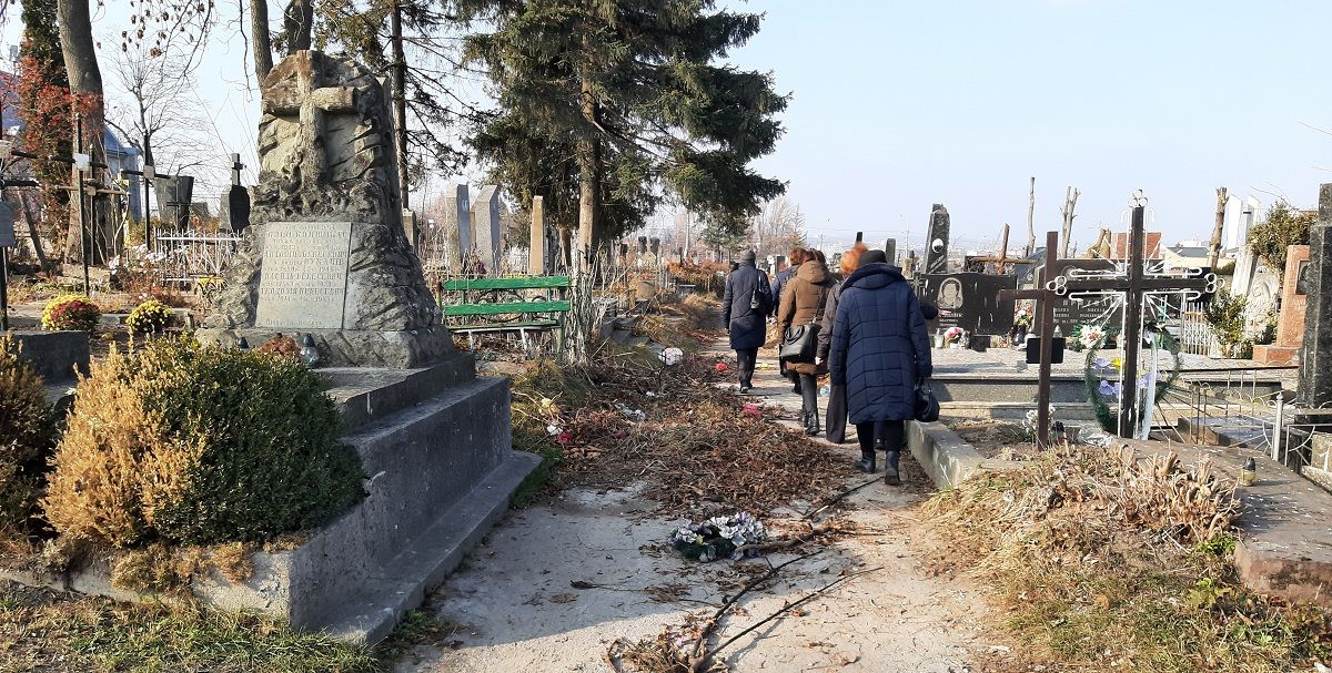Новини Тернополя - фото з Совість є? Чому такий бардак на Микулинецькому цвинтарі