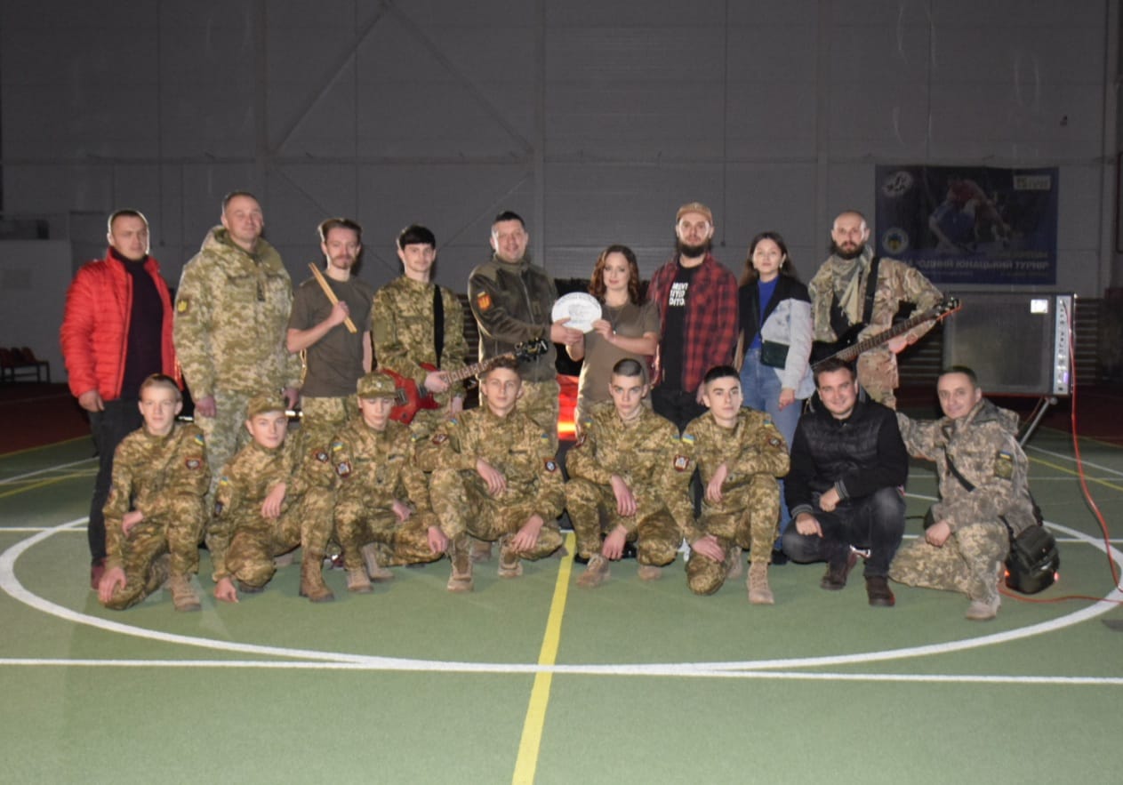 Новини Тернополя - фото з У Збаражі знімають кліп про курсантів місцевого військового коледжу На зображенні може бути: 14 людей, люди стоять та військова форма