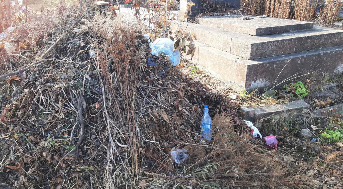 Новини Тернополя - фото з Совість є? Чому такий бардак на Микулинецькому цвинтарі
