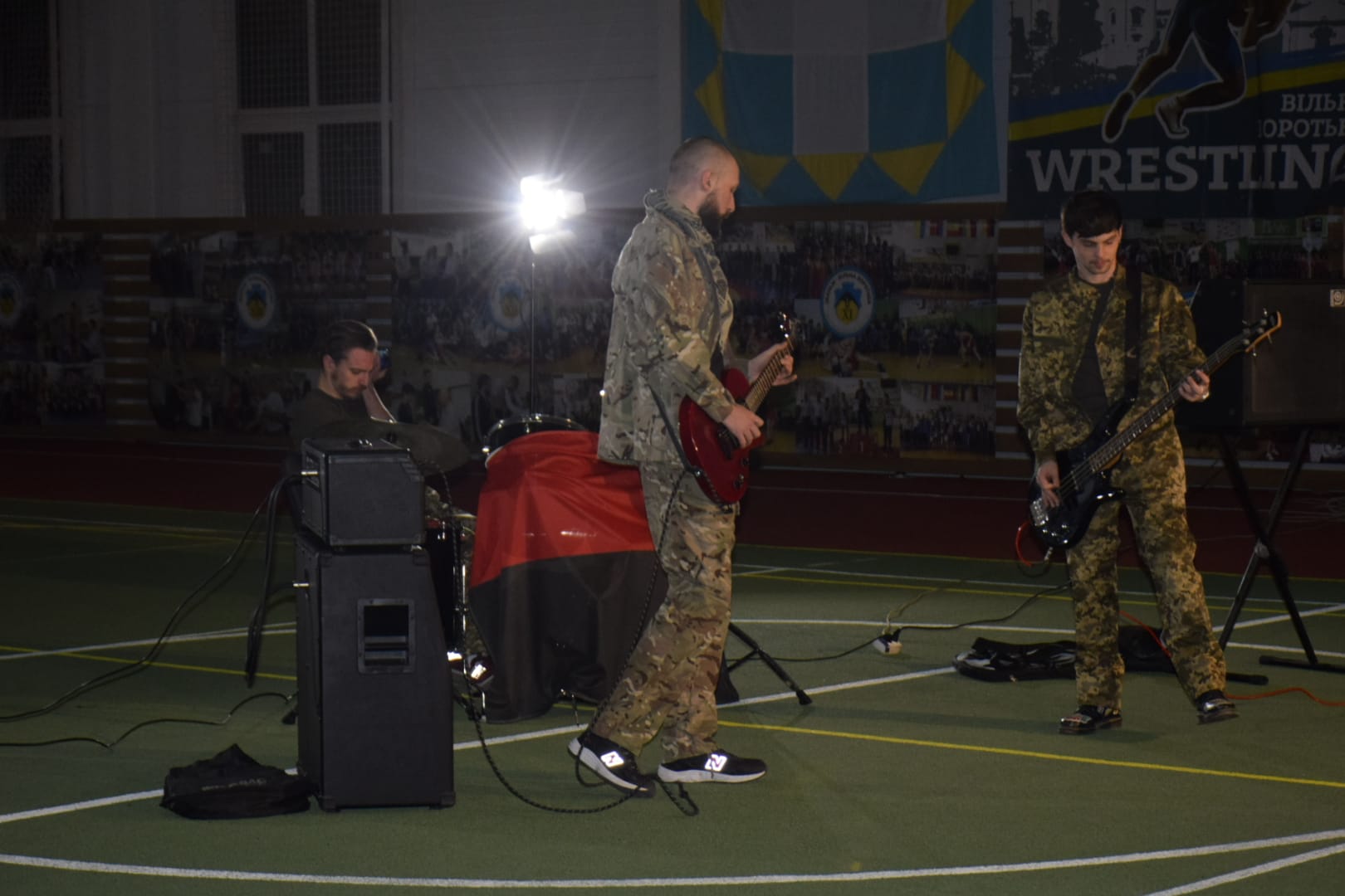 Новини Тернополя - фото з У Збаражі знімають кліп про курсантів місцевого військового коледжу На зображенні може бути: 3 людини та люди стоять