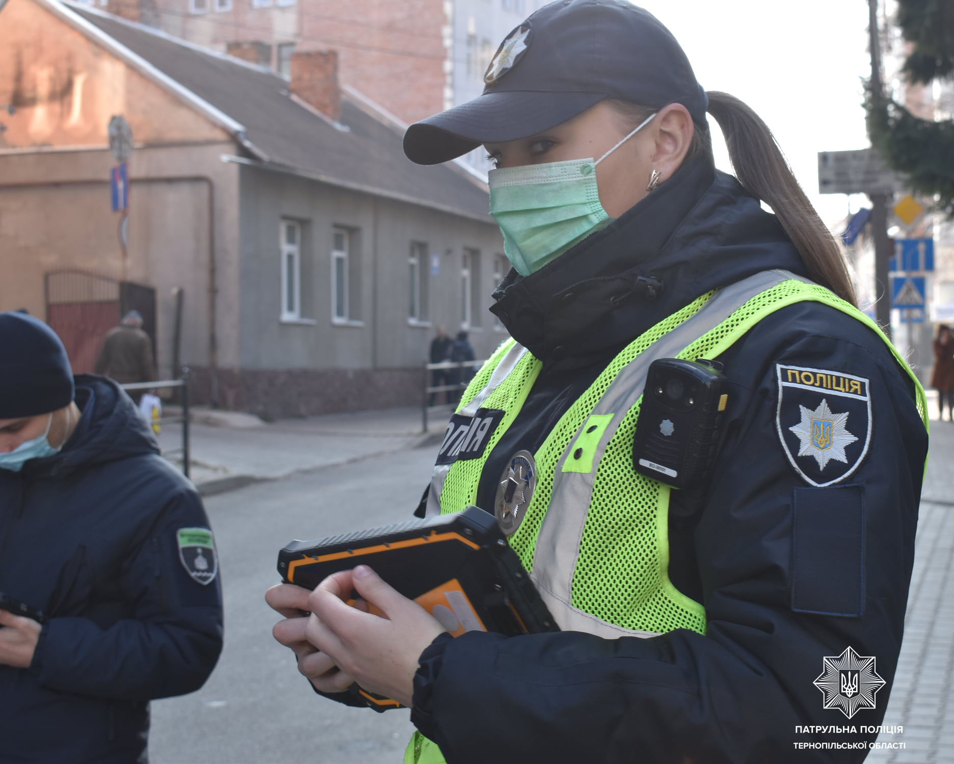 Новини Тернополя - фото з Поліцейські розповіли, коли можуть забрати ваше авто на евакуатор? На зображенні може бути: 3 людини та на відкритому повітрі