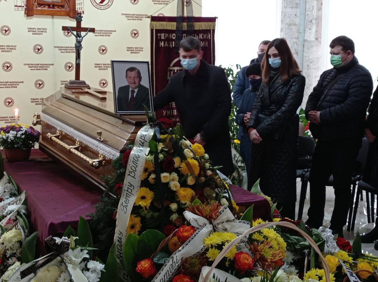 Новини Тернополя - фото з У Тернополі в останню путь проводжали ректора Петра Яснія (ФОТО)